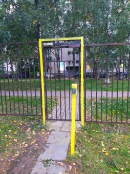 Запасной выход с территории детского сада (калитка) обозначен желтой полосой по всему периметру.