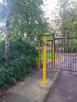 Выход с территории детского сада обозначен желтой разметкой