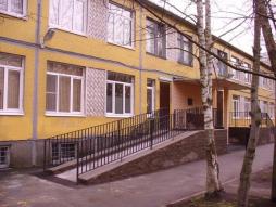 На территорию ГБДОУ детский сад №44 обеспечен беспрепятственный доступ инвалидов и лиц с ОВЗ.